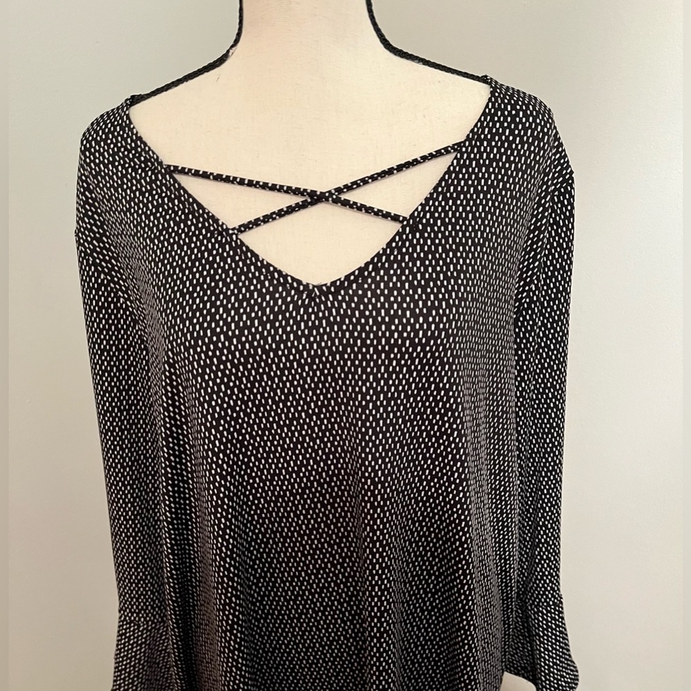 Unbranded Women’s 1X Black and White top with Bell Sleeves
